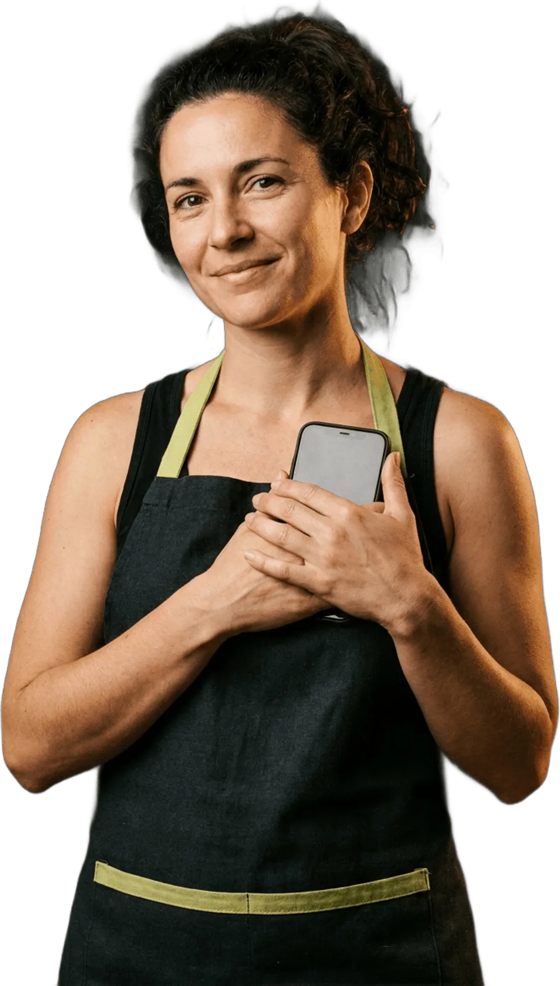 Dona de ateliê segurando o celular junto ao peito, confiante — o número é dela